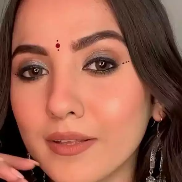 50 + Gujarati bindi design for traditional Gujrati look