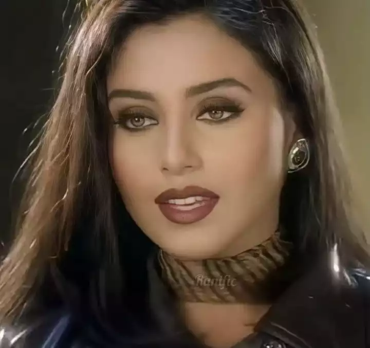20 Eye Makeup Indian girl from 90's Bollywood era. Try Now!!