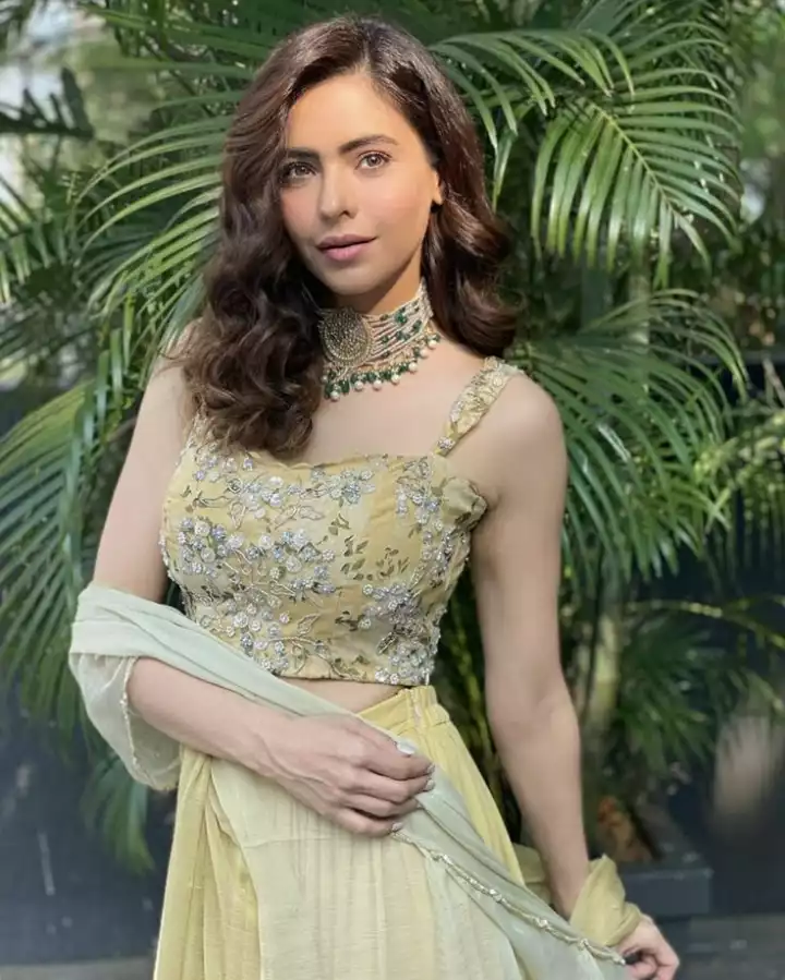 5 Stunning Aamna Sharif Hairstyle for TV show fan girl to follow !