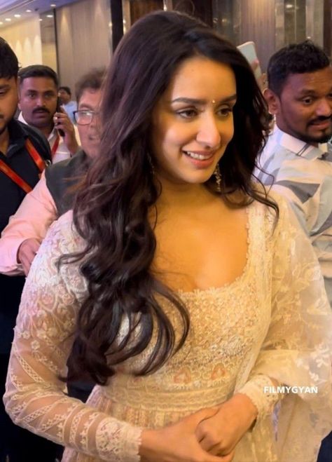 Cute 20 Shraddha Kapoor Hairstyles ideas to Try for Date