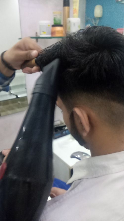 Top men hair saloon