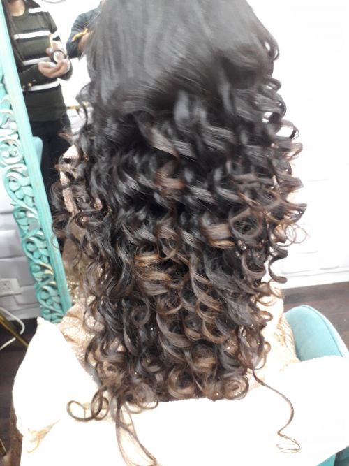 Studio 21 Unisex Saloon