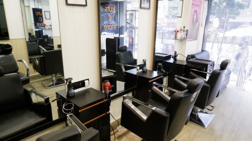 Kuts & More Unisex Saloon