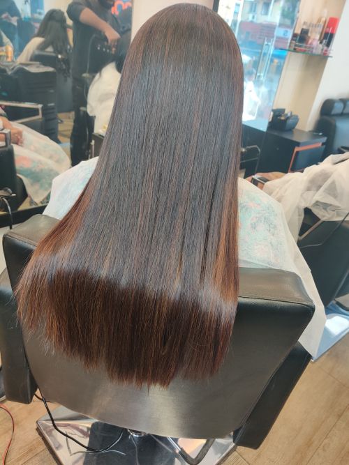 Kuts & More Unisex Saloon