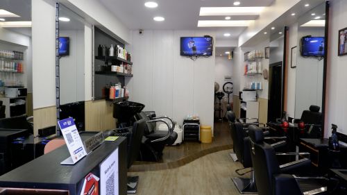 Kuts & More Unisex Saloon