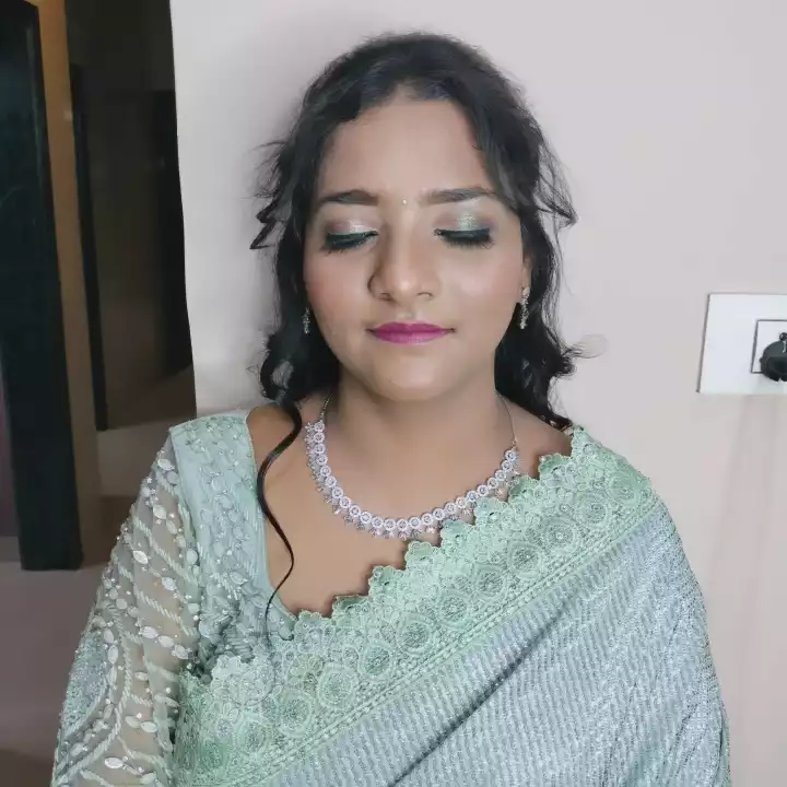 Makeup artist
