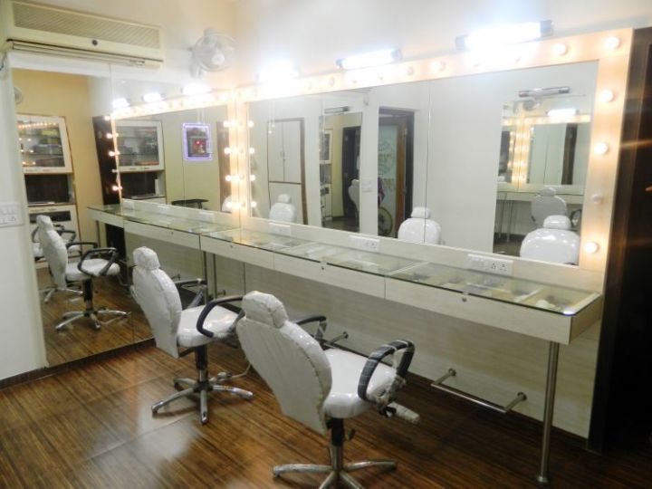 Kalgi Salon And Academy