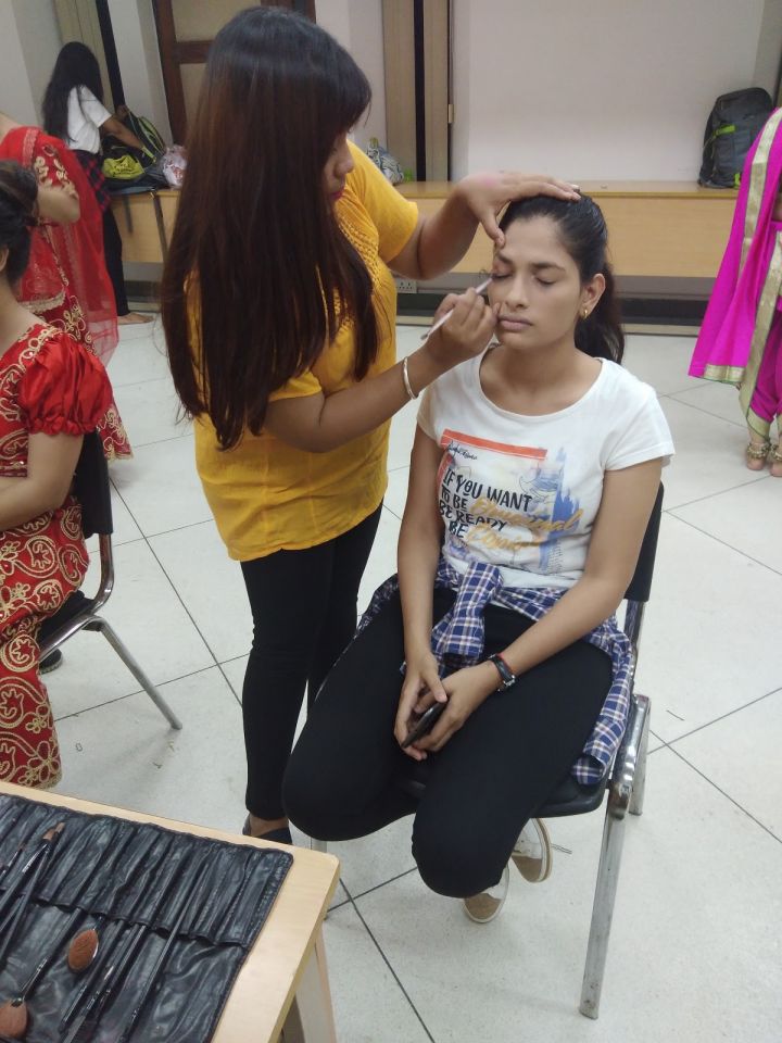Makeover Unisex Salon & Academy
