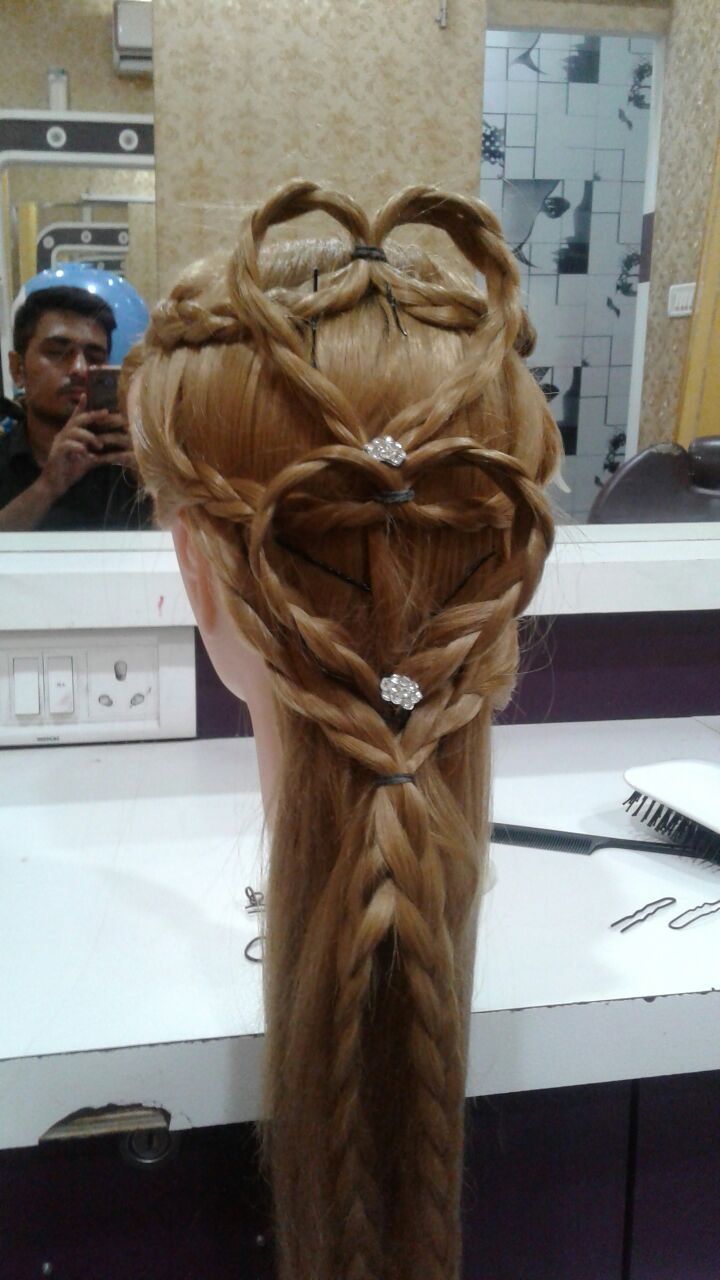 Makeover Unisex Salon & Academy