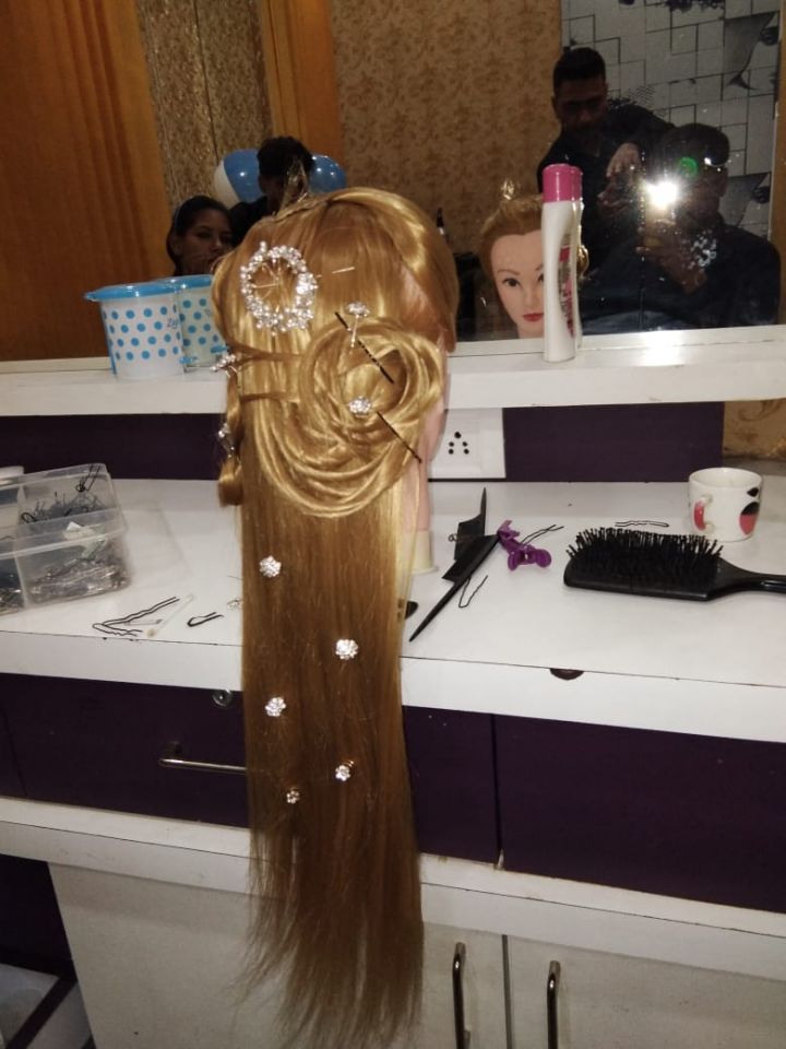 Makeover Unisex Salon & Academy