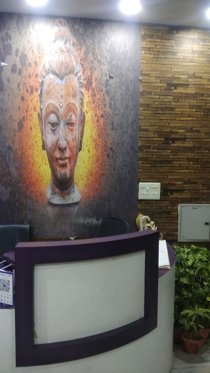 Makeover Unisex Salon & Academy