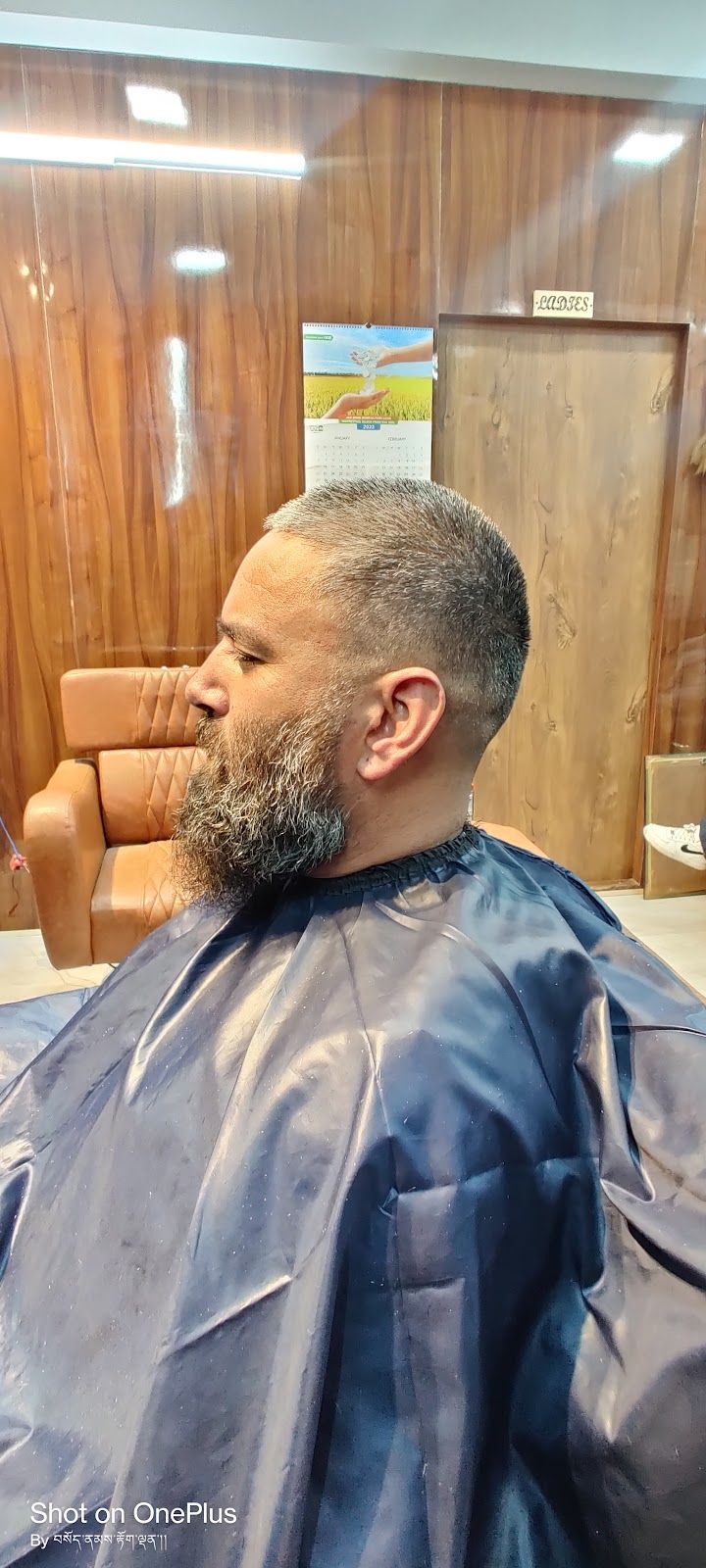 Melong unisex salon