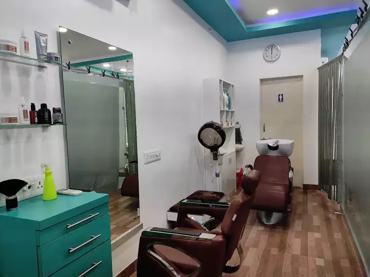 Black 2 Blonde Salon