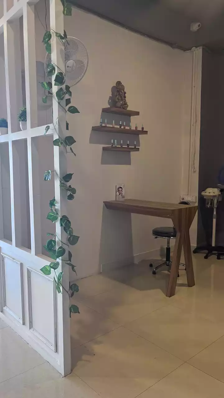 THE HIVE SALON