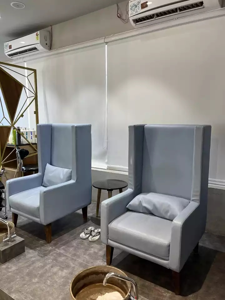 EMBELLISH THE UNISEX STUDIO