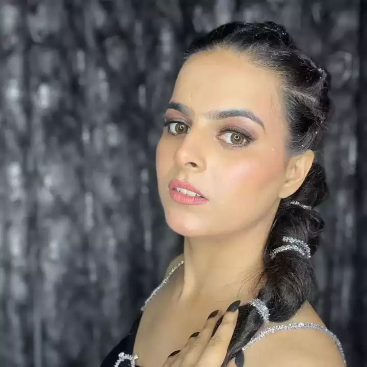 Ayushi Dixit Makeup artist