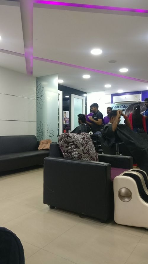 Naturals Unisex Salon & Spa