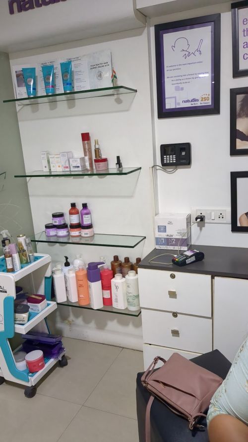Naturals Unisex Salon & Spa