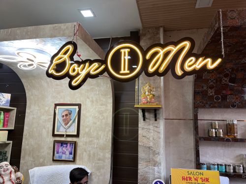 BOYS 2 men the saloon