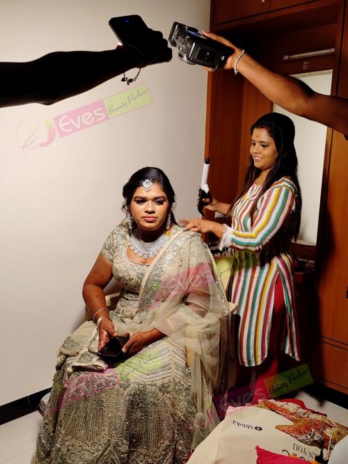 view ladies beauty parlour