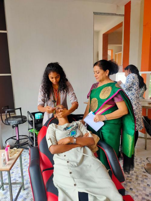 Rohini Ladies Beauty Parlour