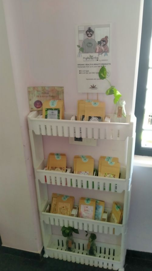 Charms Womens Beauty Parlour
