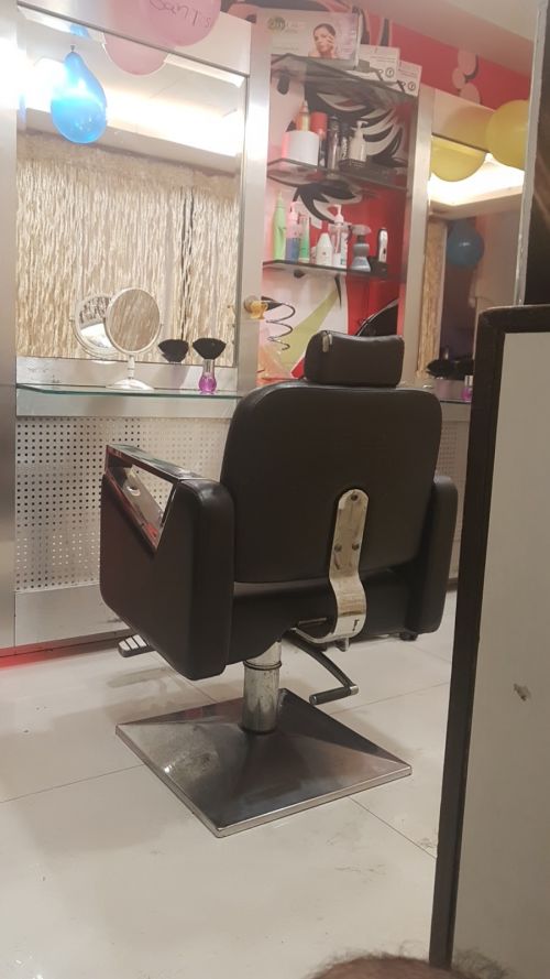 Laura Salon