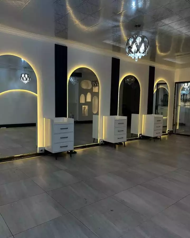 Cheap salon mirror setup
