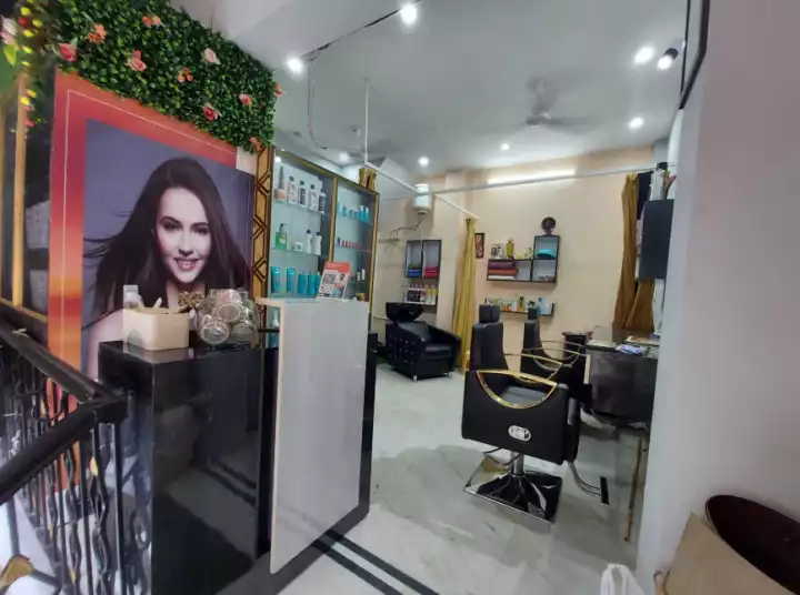 Salon in Saket