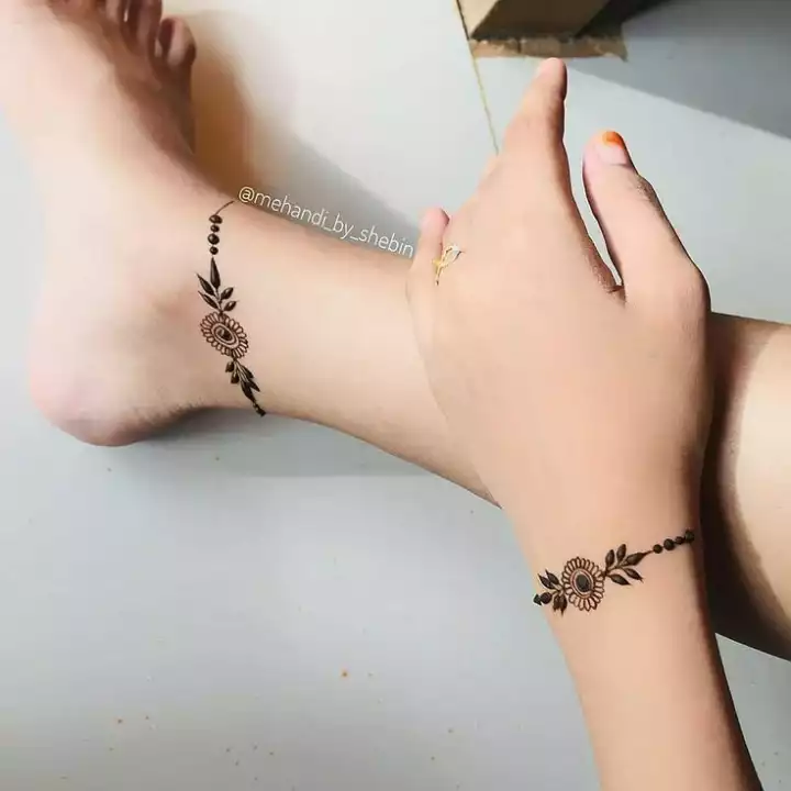 Minimalist and Simple Mehndi Design for Foot and anklet design