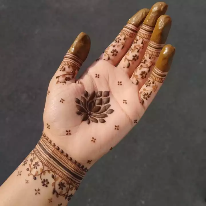 50 Minimal Mehndi design ideas that are easy and beautiful for all events